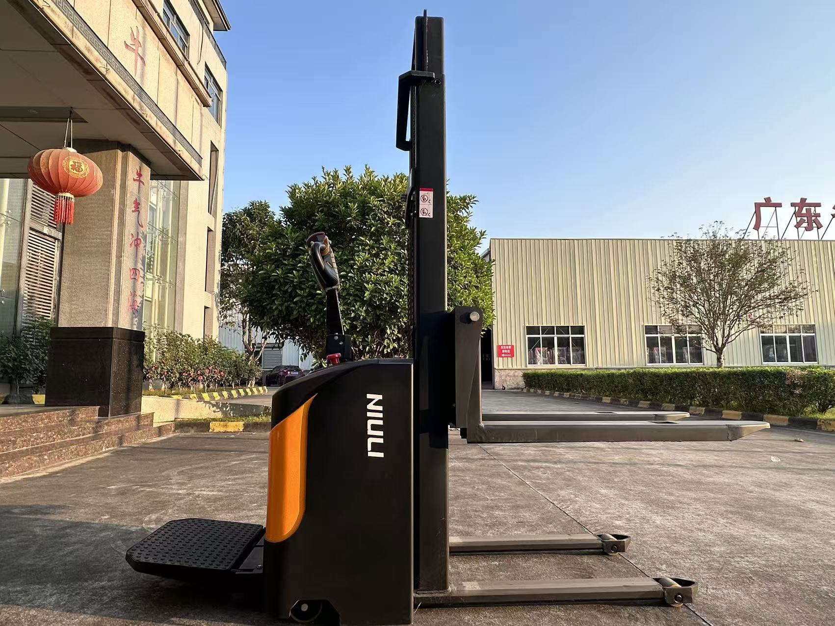 Ano ang Karaniwang Pangalan para sa Reach Truck?