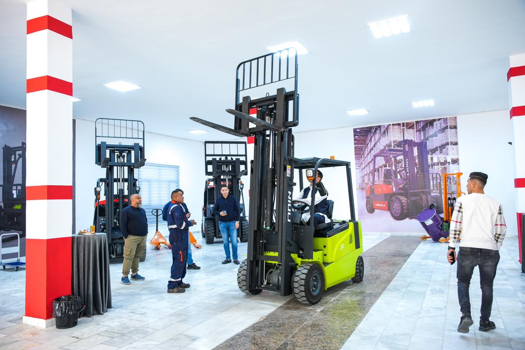 Zdol&aacute;v&aacute;n&iacute; v&yacute;zev s elektrick&yacute;m vysokozdvižn&yacute;m voz&iacute;kem pro drsn&yacute; ter&eacute;n
