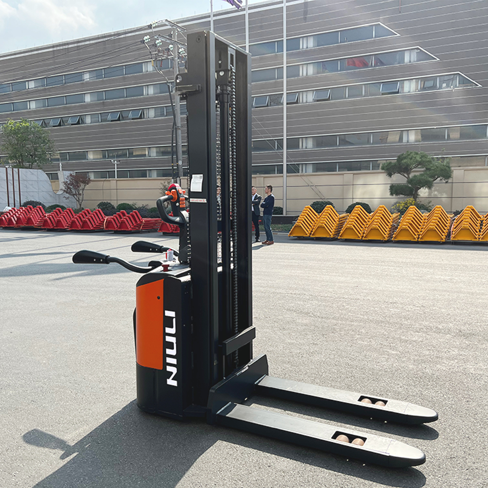 Electric Walkie Forklifts နှင့် Stackers များဖြင့် စွမ်းဆောင်ရည်နှင့် လုံခြုံမှုကို မြှင့်တင်ခြင်း။