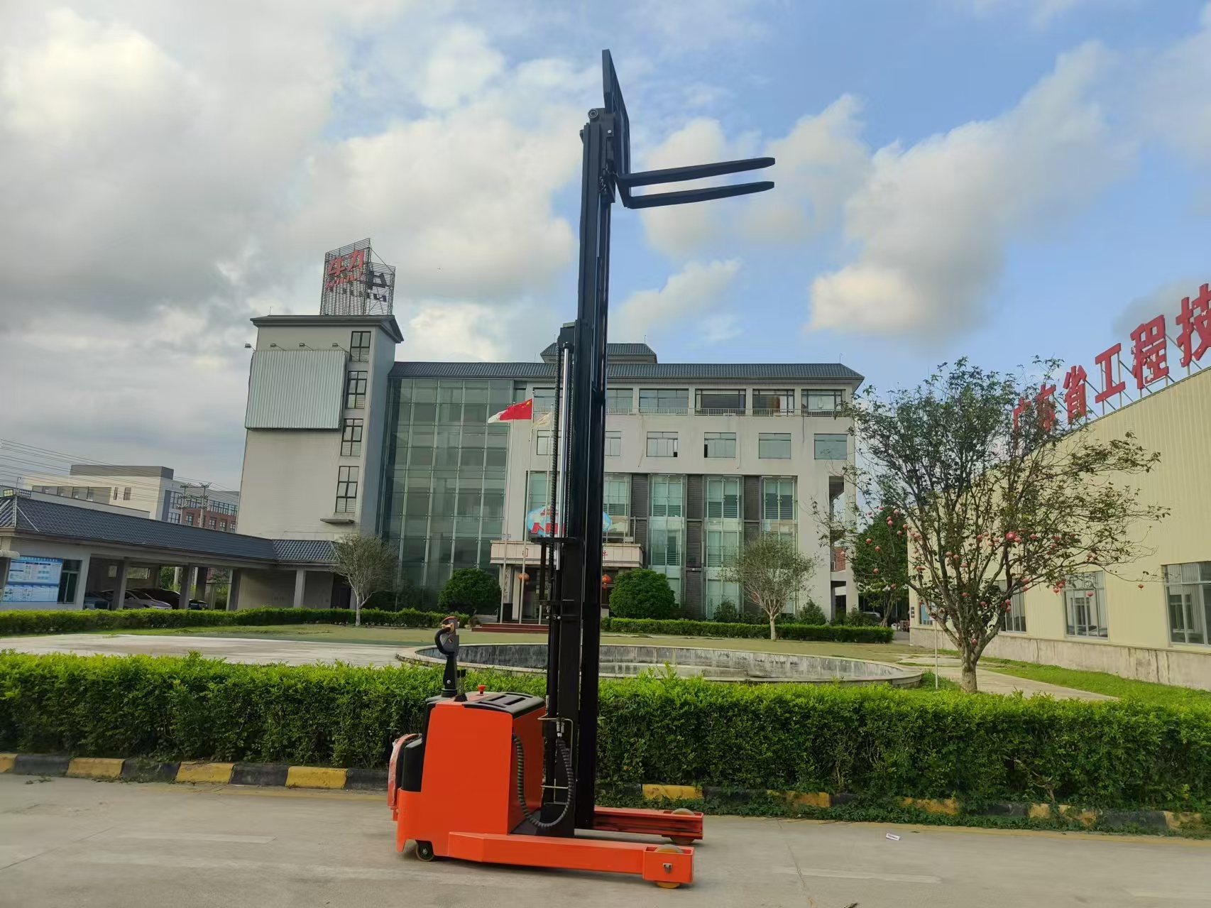 Electric Pallet Stackers- ဂိုဒေါင်တွင် အစိမ်းရောင်တော်လှန်ရေးကို ဦးဆောင်ခြင်း။
