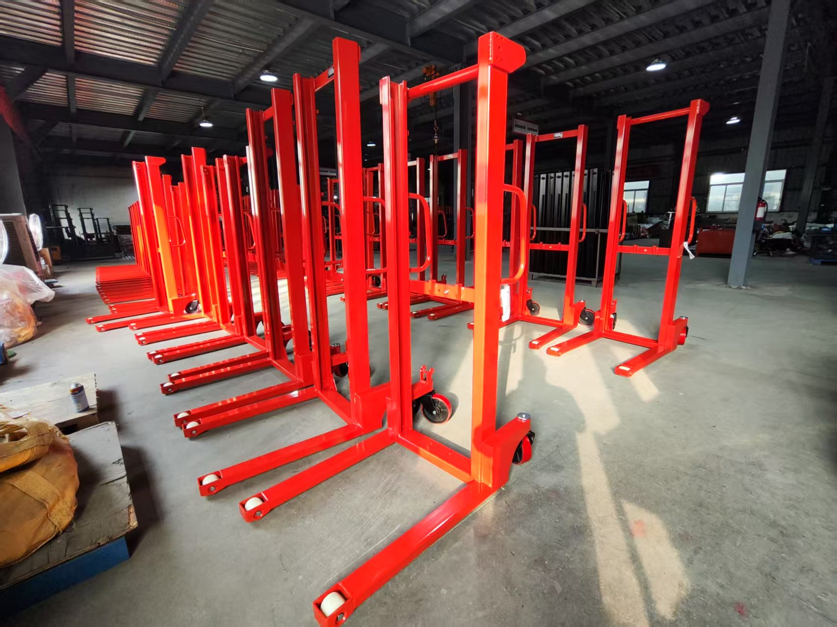 पैलेट स्टेकर और फोर्कलिफ्ट के बीच तुलना: आपकी आवश्यकताओं के लिए कौन सा सही है?