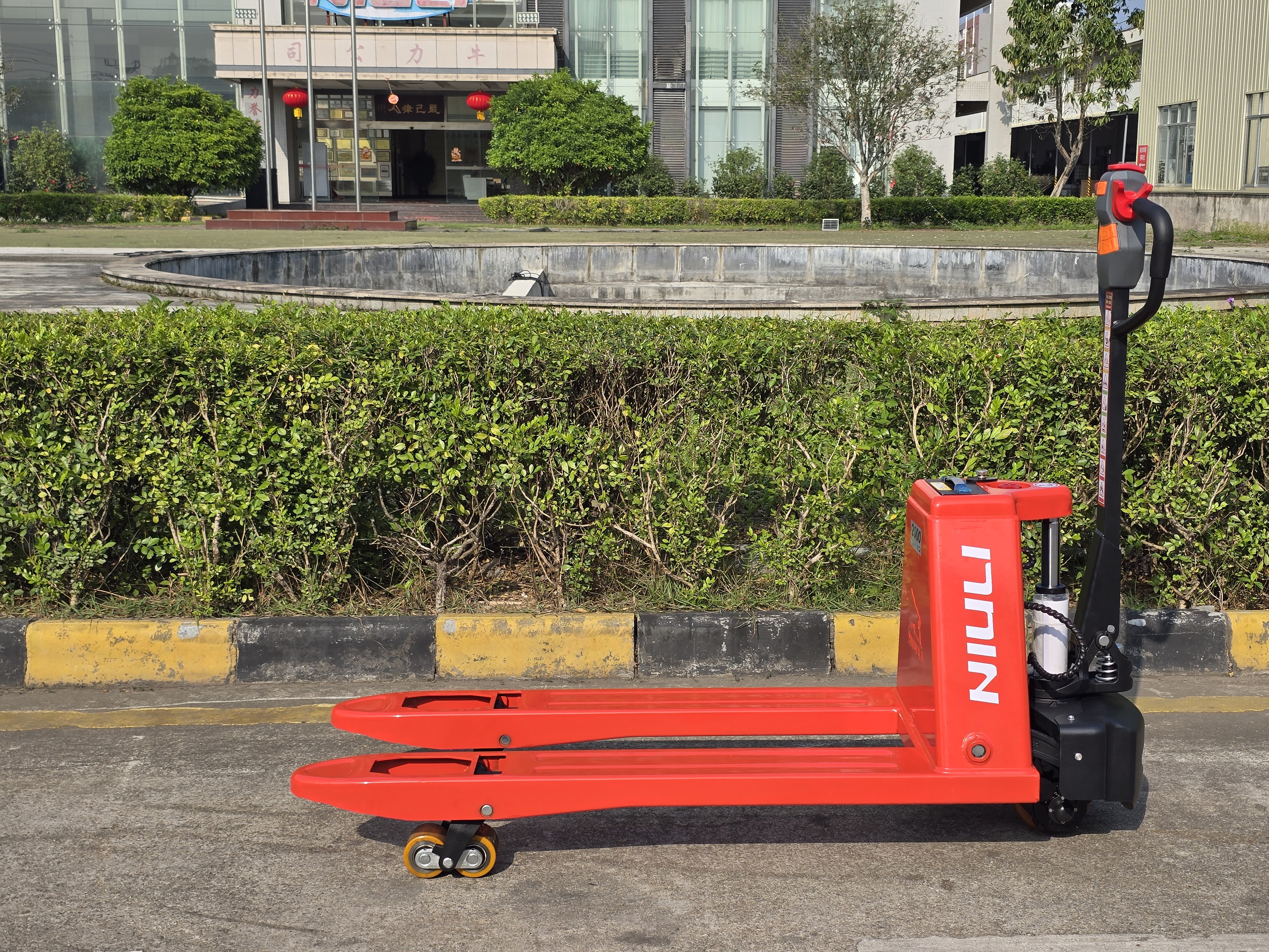 パレットトラックは予想よりも高く持ち上げることができます