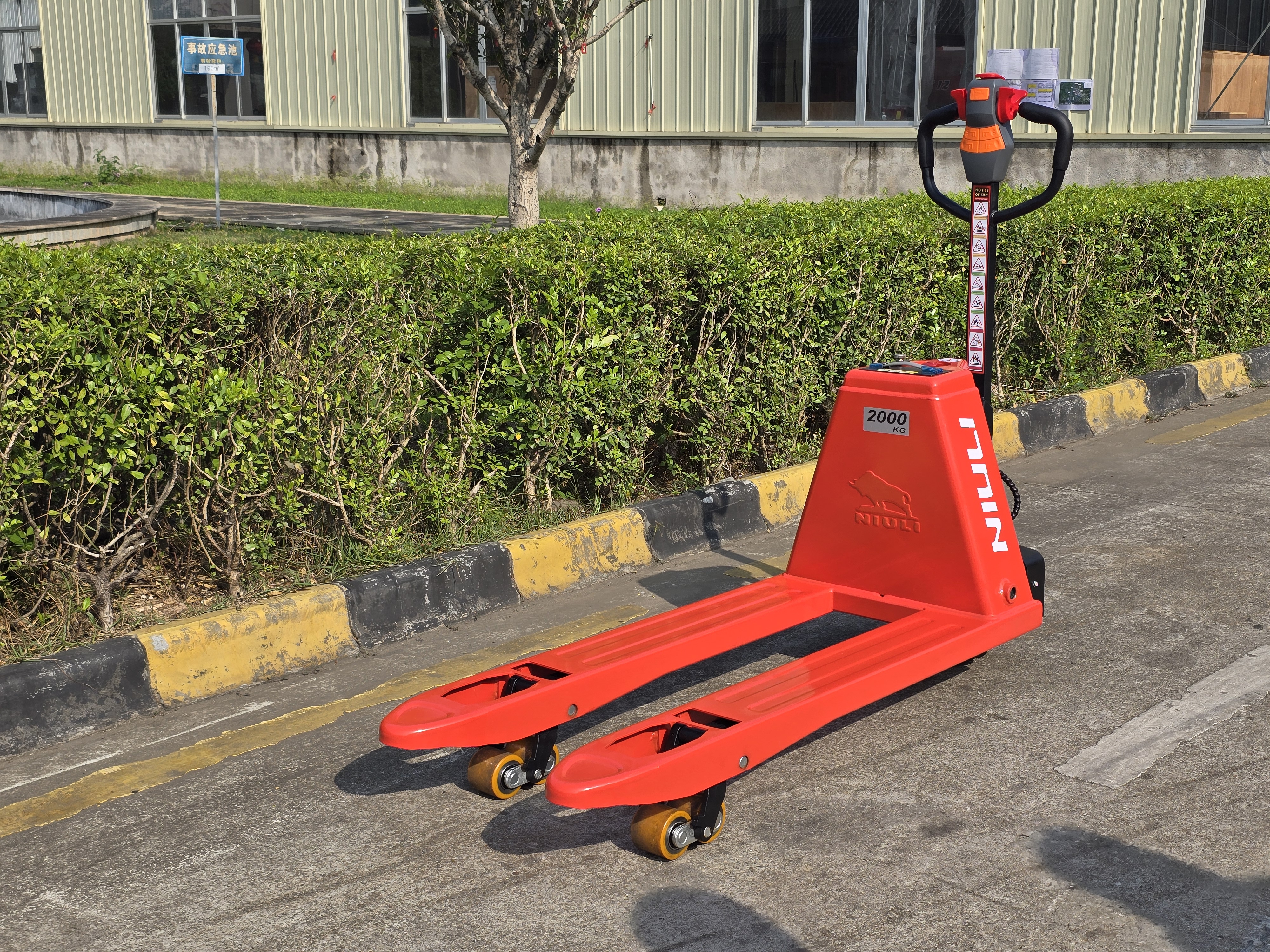 אתה צריך לדחוף משאית משטחים, לא למשוך אותה - הנה הסיבה